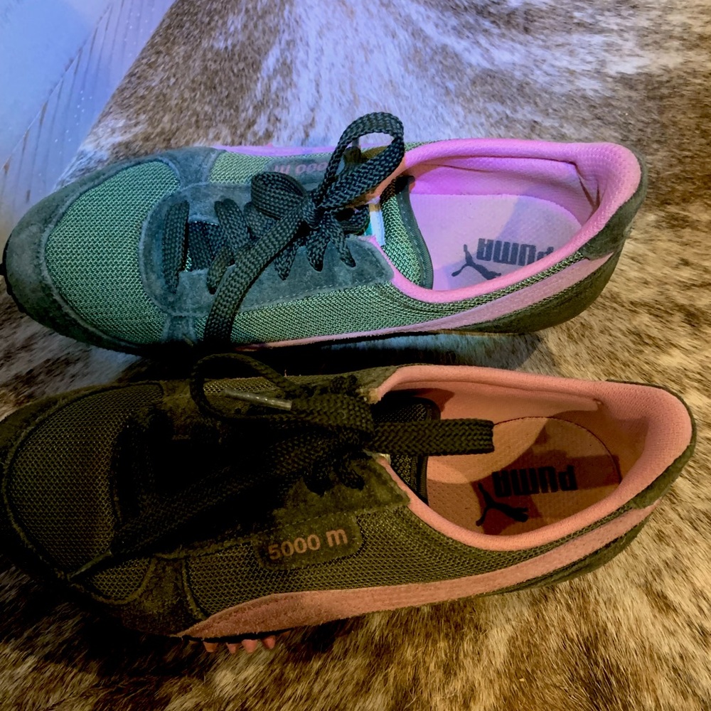 Vintage Puma sneakers size 6.5. Olive green with pink details. So cute!!